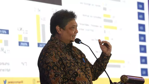 Menteri Koordinator Bidang Perekonomian Airlangga Hartarto, memberikan keynote speech saat acara B Universe Economic Outlook 2023, Jakarta, Selasa 14 Februari 2023.