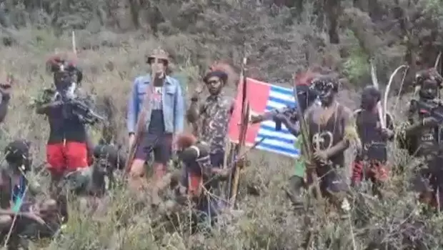 Tangkapan layar dari video yang viral di media sosial yang menunjukkan pria bule diduga adalah pilot Susi Air, Kapten Philips bersama KKB pimpinan Egianus Kogoya di hutan Papua.