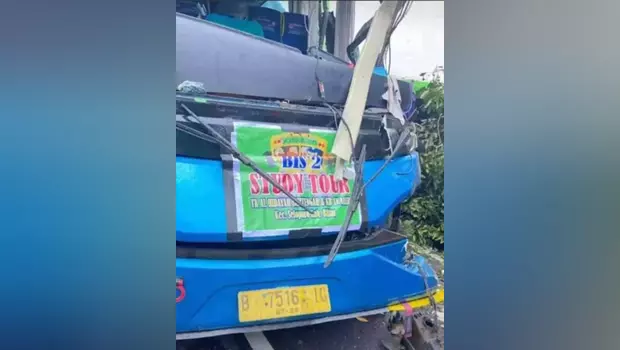 Kondisi bus rombongan TK Al Hidayah Selopuro, Blitar yang kecelakaan di Pasuruan, Selasa, 14 Februari 2023 sore. 