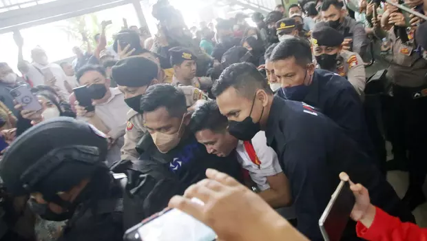 Terdakwa kasus pembunuhan berencana Brigadir Yosua Hutabarat, Richard Eliezer alias Bharada E (tengah), dikawal ketat petugas Lembaga Perlindungan Saksi dan Korban (LPSK) dan Polisi Brimob usai menjalani sidang lanjutan dengan agenda pembacaan putusan atau vonis di Pengadilan Negeri Jakarta Selatan, Jakarta, Rabu 15 Februari 2023. 