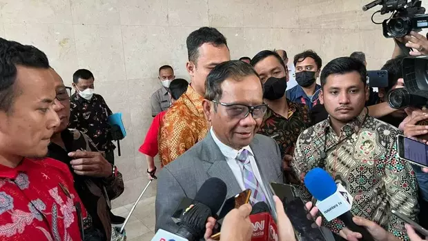 Menteri Koordinator Politik Hukum dan Keamananan (Menko Polhukam) Mahfud MD berbicara kepada wartawan saat ditemui di Gedung Nusantara II, DPR RI, Senayan, Jakarta, Rabu (15/2/2023).