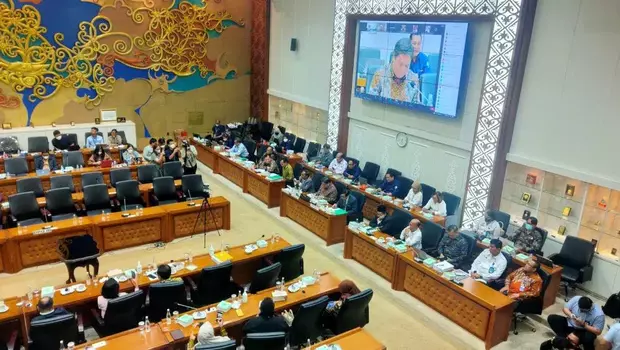 Rapat pleno DPR dengan DPD RI dalam rangka pengambilan keputusan atas hasil pembahasan Perppu Cipta Kerja, di gedung Nusantara 1 Komplek DPR RI, Jakarta, Rabu (15/2/2023).