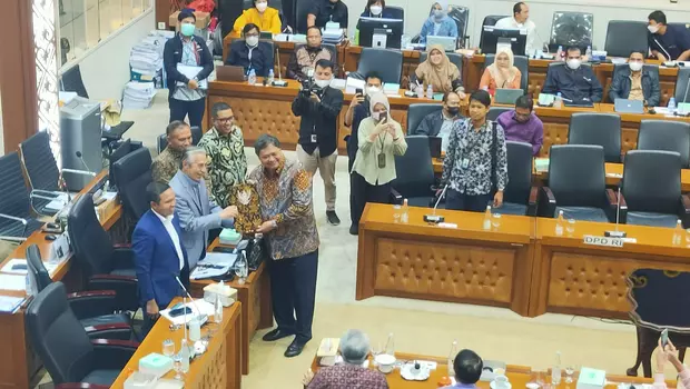 Pemerintah yang diwakili Menko Perekonomian Airlangga Hartarto bersama DPR menggelar rapat pleno dalam rangka pengambilan keputusan atas hasil pembahasan Perppu Cipta Kerja, di Gedung Nusantara 1 Komplek DPR, Jakarta, Rabu, 15 Februari 2023. 