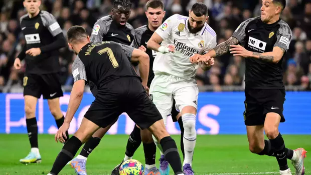 Striker Real Madrid, Karim Benzema (tengah), saat berupaya melewati kepungan pemain El Che dalam lanjutan Liga Spanyol di Stadion Santiago Bernabeu, Rabu, 15 Februari 2023.