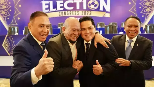 (kiri ke kanan) Ketua Umum PSSI Mochamad Iriawan, La Nyalla Mattaliti, Erick Thohir dan Menpora Zainudin Amali dalam pembukaan Kongres Luar Biasa (KLB PSSI) 2023 di Hotel Shangri La, Jakarta, pada Kamis, 16 Februari 2023.