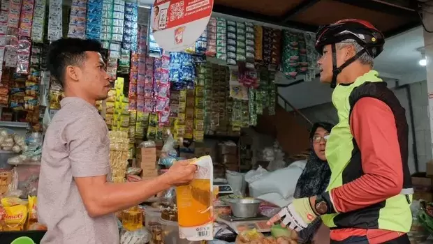 Gubernur Jawa Tengah Ganjar Pranowo berbincang dengan pedagang saat melakukan pengecekan stok kebutuhan pokok, khususnya beras dan minyak goreng di Semarang, Jateng, Jumat 10 Februari 2023. 