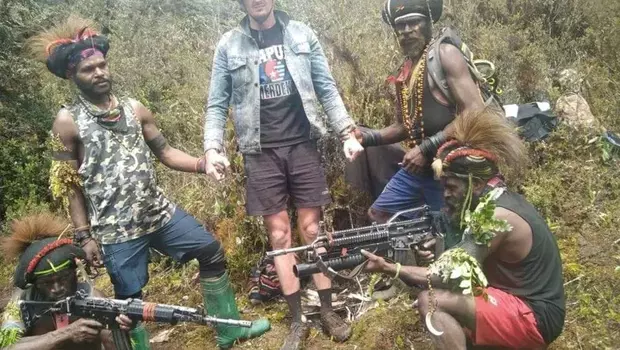 Dalam foto tak bertanggal yang dirilis oleh Tentara Pembebasan Papua Barat, sayap bersenjata dari Gerakan Papua Merdeka, pemberontak separatis Papua berpose untuk foto dengan seorang pria yang mereka katakan adalah pilot Selandia Baru Phillip Mark Mehrtens yang mereka sandera minggu lalu, di lokasi yang dirahasiakan di Provinsi Papua, Indonesia.