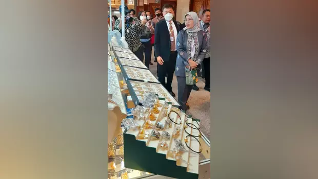 Dirjen Industri Kecil, Menengah dan Aneka Kemenperin Reni Yanita (kanan) didampingi Sekretaris Jenderal Asosiasi Pengusaha Emas dan Permata Indonesia (APEPI) Iskandar Husin saat membuka Jakarta International Jewellery Fair 2023 ke-14 di Jakarta, Kamis 16 Februari 2023.