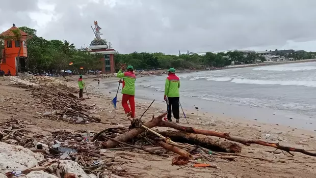 Petugas kebersihan sedang membersihkan sampah di kawasan Pantai Kuta, Kabupaten Badung, Jumat, 17 Februari 2023.