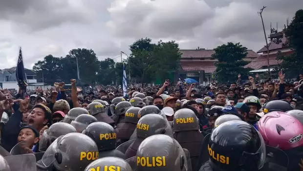 Ribuan supporter PSIS Semarang terlibat keributan dengan aparat kepolisian di depan Stadion Jatidiri Semarang, Jateng, pada Jumat, 17 Februari 2023.