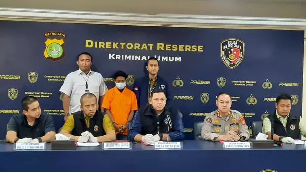 Dirreskrimum Polda Metro Jaya, Kombes Hengki Haryadi (tengah), saat konferensi pers terkait kasus pembunuhan bos ayam goreng di Polda Metro Jaya, Jumat 17 Februari 2023.