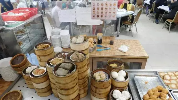 Makanan halal seperti dim sum dan olahan sapi yang disajikan di kantin halal Islamic Centre Canteen, Hong Kong.