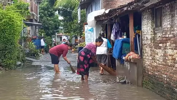 Banjir yang melanda sebagian wilayah Kota Solo sejak Kamis kini mulai surut. Warga terdampak mulai membersihkan rumah masing-masing, Sabtu (18/2/2023).