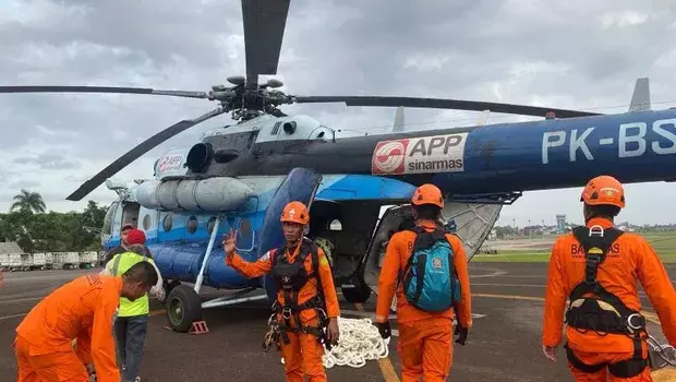 Tim Basarnas Jambi persiapan menuju lokasi kejadian kecelakaan helikopter yang ditumpangi Kapolda Jambi Irjen Pol Rusdi Hartono, Minggu 19 Februari 2023.
