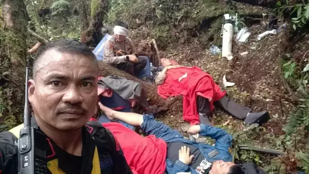 Korban kecelakaan helikopter berbaring di tanah mengalami luka-luka di Bukit Tamiai, Muara Emat, Kabupaten Kerinci, Jambi.