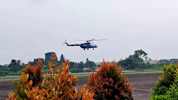 Helikopter yang membawa tim evakuasi berangkat ke lokasi kecelakaan helikopter yang ditumpangi rombongan Kapolda Jambi Irjen Pol Rusdi Hartono pada Minggu, 19 Februari 2023.