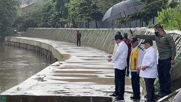 Presiden Joko Widodo didampingi Menteri PUPR Basuki Hadimuljono, Menteri ATR/BPN Hadi Tjahjanto, dan Pj Gubernur DKI Jakarta Heru Budi Hartono meninjau Kali Ciliwung Jakarta, Selasa, 21 Februari 2023. 