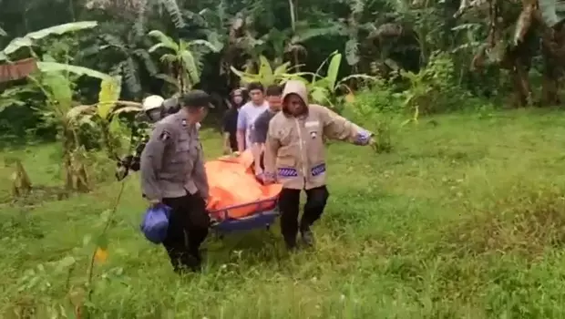 Seorang pria karyawan PDAM ditemukan tewas mengenaskan dengan luka gorok di bagian leher di perkebunan warga di Kecamatan Tanralili, Kabupaten Maros, Sulawesi Selatan.