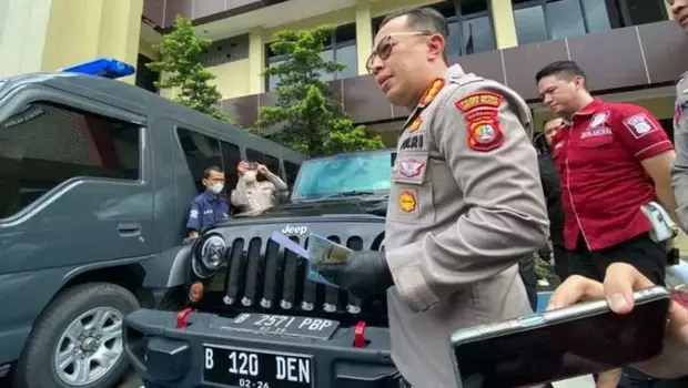 Polisi memperlihatkan mobil Rubicon yang dipakai tersangka pria berinisial Mario Dandy Satriyo (20), ajak pejabat pajak yang merupakan pelaku penganiayaan terhadap korban pria berinisial D (17) di kawasan Ulujami, Pesanggrahan, Jakarta, Rabu 22 Februari 2023. 