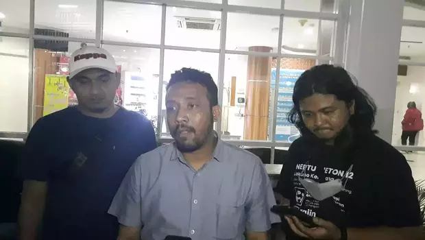 Rustam paman David yang menjadi korban penganiayaan menjelaskan kondisi keponakannya yang belum siuman di RS Medika Permata Hijau, Rabu 22 Februari 2023.