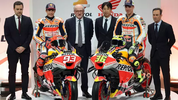 Pembalap MotoGP dari Tim Repsol Honda, Marc Marquez (kedua kiri) dan Joan Mir (kedua kanan). 