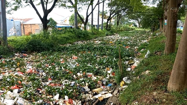 Sampah menumpuk di aliran irigasi Karang Satria, Tambun Utara, Kabupaten Bekasi, Jawa Barat, sepanjang 300 meter, Kamis, 23 Februari 2023.