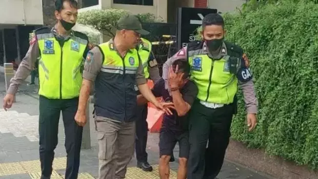 Petugas Satpol PP menggiring Abdurrohman (30), pedagang kopi keliling karena menusuk anggota Satpol PP dengan gunting di Jalan MH. Thamrin, Jakarta Pusat, Kamis 23 Februari 2023. 