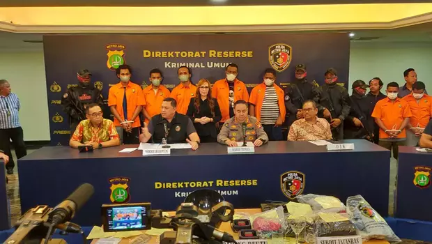 Polda Metro Jaya menggelar konferensi pers terkait penangkapan debt collector yang membentak polisi di Jakarta, Kamis 23 Februari 2023.