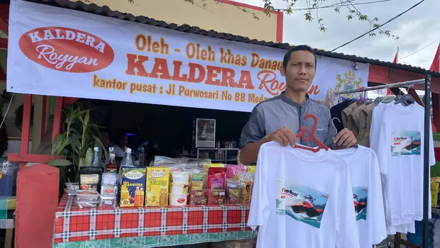 Salah satu pelaku UMKM asal Kota Medan, Sumatera Utara, di kios UMKM F1 Powerboat Lake Toba 2023, Jumat (24/2/2023).