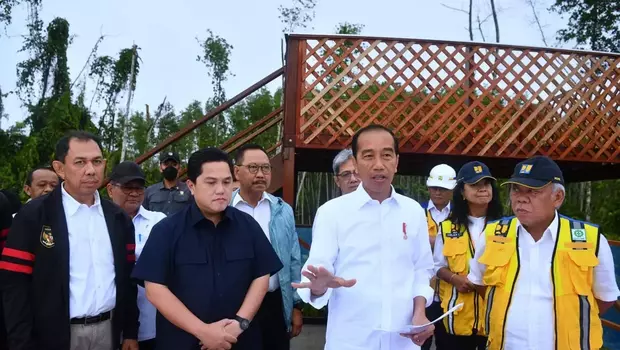 Presiden Joko Widodo didampingi Ketum PSSI Erick Thohir meninjau titik lokasi pembangunan pusat latihan sepak bola nasional di kawasan sub wilayah perencanaan 1B Ibu Kota Nusantara (IKN) di Penajam Paser Utara, Kalimantan Timur, Jumat, 24 Februari 2023.