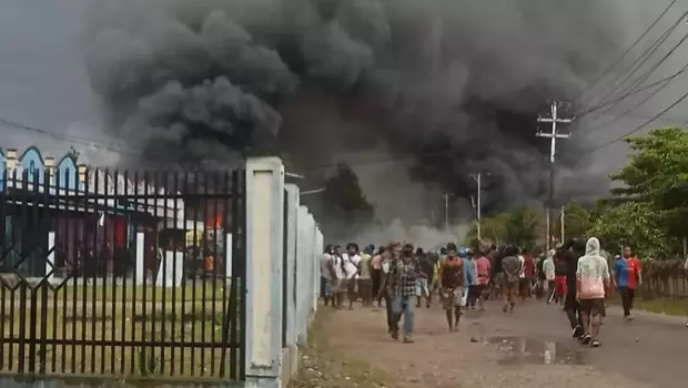 Suasana ricuh di Distrik Sinagma, massa bakar rumah warga, Jumat, 24 Februari 2023.