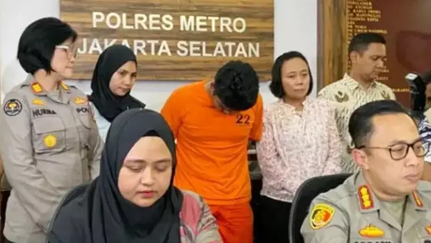 Penampilan tersangka penganiayaan pria berinisial S (19) yang merupakan teman anak pejabat pajak, Jakarta, Jumat 24 Februari 2023. 