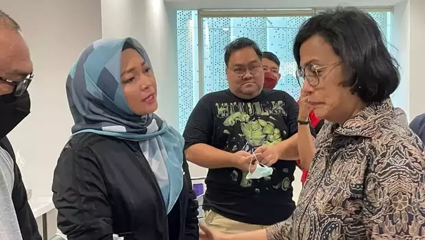 Menkeu Sri Mulyani Indrawati dan Jonathan Latumahina ayah dari David Ozora, Sabtu, 25 Februari 2023. Sri Mulyani menjenguk David yang dirawat di RS Mayapada Jakarta Selatan akibat penganiayaan yang dilakukan Mario Dandy Satriyo.