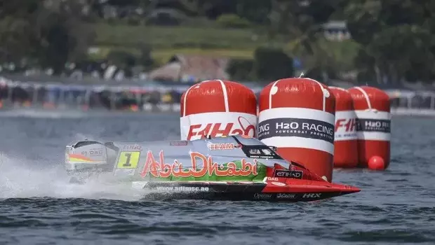 Pembalap tim Abu Dhabi, Shaun Torrente memacu perahu motornya saat mengikuti latihan bebas putaran pertama Kejuaraan Dunia Perahu Motor F1 Powerboat (F1H2O) 2023 di Danau Toba, Balige, Sumatera Utara, Sabtu 25 Februari 2023. 