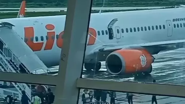 Sejumlah penumpang turun dari pesawat Lion Air akibat pintu darurat pesawar tersebut dibuka di bandara El Tari Kupang, Minggu 26 Februari 2023. 