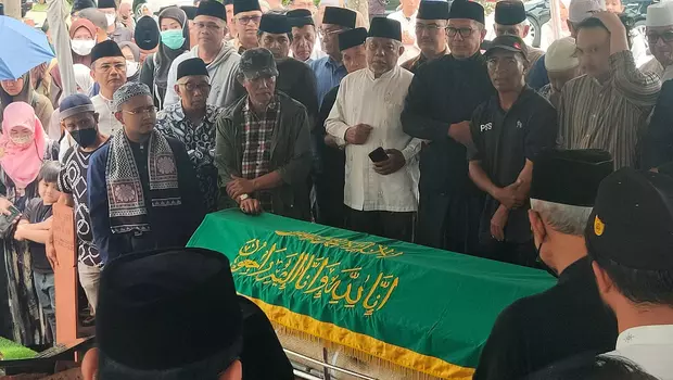 Mantan Menteri Agama Lukman Syaifudin saat menghadiri pemakaman mantan Ketua Majelis Ulama Indonesia (MUI) KH Ali Yafie di TPU Tanah Kusir Blok AA 1 Blad 003, Jakarta, Minggu, 26 Februari 2023.