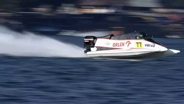 Pembalap tim Stromoy Racing, Bartek Marszalek memacu kecepatannya dalam sesi kualifikasi putaran pertama Kejuaraan Dunia Perahu Motor F1 Powerboat Danau Toba, Balige, Sumatera Utara, Minggu, 26 Februari 2023.