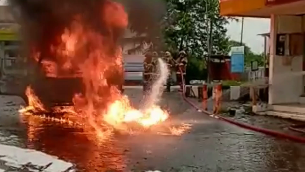 Diduga mengalami korsleting listrik, sebuah minibus yang sedang mengisi Bahan Bakar Minyak (BBM) di Stasiun Pengisian Bahan Bakar Umum (SPBU) Canguk Jalan Urip Sumoharjo, Kota Magelang, Jawa Tengah, Minggu, 26 Februari 2023.