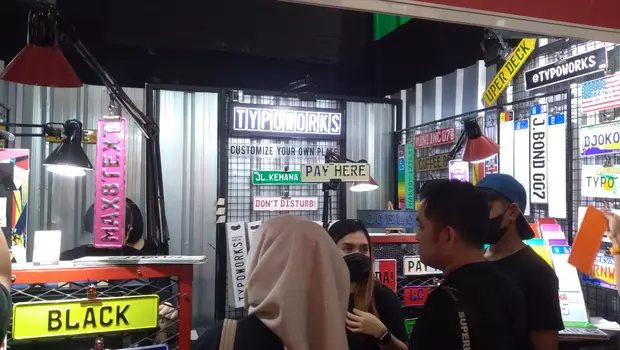 Usaha Mikro Kecil dan Menengah (UMKM) ikut mendapatkan keuntungan dari pameran Indonesia Internasional Motor Show (IIMS) 2023, di JIExpo Kemayoran, Jakarta Pusat, Minggu, 26 Februari 2023.