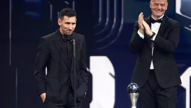 Lionel Messi bersama Presiden FIFA Gianni Infantino saat menerima penghargaan pemain terbaik FIFA 2022.