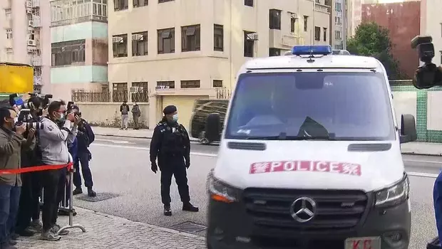 Para jurnalis mengambil gambar sebuah mobil polisi yang diyakini membawa kerabat model Abby Choi tiba di Gedung Pengadilan Hukum Kota Kowloon di Hong Kong, pada Senin, 27 Februari 2023.