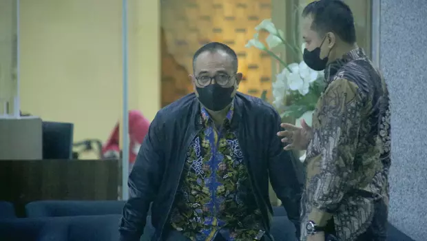 Mantan Kepala Bagian Umum Kantor Wilayah DJP Jakarta Selatan II Rafael Alun Trisambodo, duduk di ruang tunggu usai menjalani klarifikasi terkait harta kekayaannya di Gedung KPK, Jakarta, Rabu 1 maret 2023.