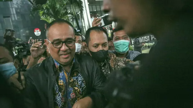 Mantan Kepala Bagian Umum Kantor Wilayah DJP Jakarta Selatan II Rafael Alun Trisambodo (tengah), usai menjalani klarifikasi terkait harta kekayaannya di Gedung KPK, Jakarta, Rabu 1 Maret 2023.