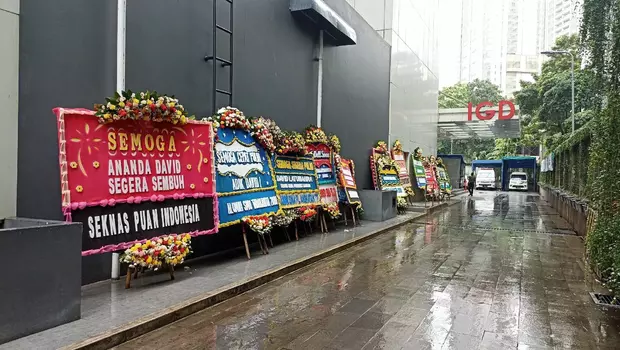 Karangan bunga dukungan untuk David Ozora, korban penganiayaan Mario Dandy Satriyo di jalan masuk ICU RS Mayapada.