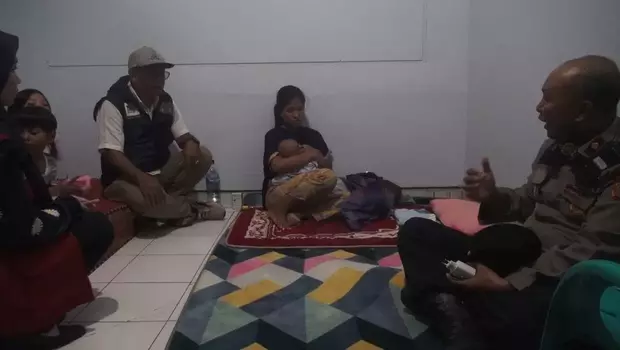 Ibu yang tengah menyusui bayinya yang berusia 6 bulan bersama 3 anaknya yang lain ditahan di Mapolsek Bontoala, Kota Makassar, Sulawesi Selatan.