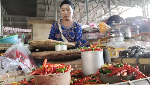 Pedagang cabai menunggu pelanggan di lapaknya di Pasar Masomba, Kota Palu, Sulawesi Tengah, Kamis (2/3/2023).