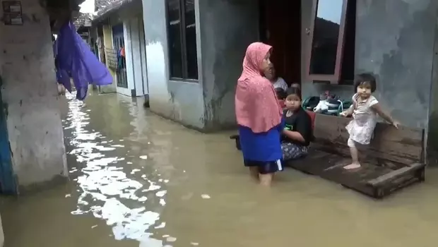 Banjir merendam pemukiman warga di Desa Doropayung, Juwana, Pati, Jawa Tengah pada Kamis, 2 Maret 2023.