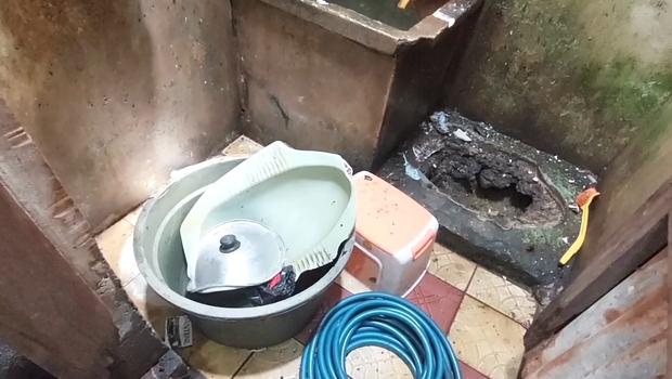 Kloset jongkok di rumah warga Buaran, Jakarta Timur rusak parah akibat septic tank meledak.