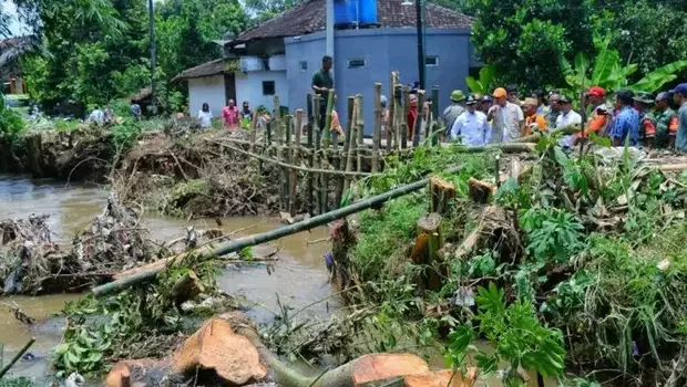 Gubernur Jawa Tengah Ganjar Pranowo meninjau tanggul Sungai Dawe di Desa Golantepus, Kecamatan Mejobo, Kabupaten Kudus yang jebol akibat peningkatan volume air di Kudus, Jumat 3 Maret 2023. 
