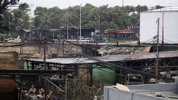 Warga berada di permukiman yang hangus terbakar pascakebakaran Depo Pertamina Plumpang di Jalan Koramil, Rawa Badak Selatan, Koja, Jakarta, Sabtu 4 Maret 2023.
